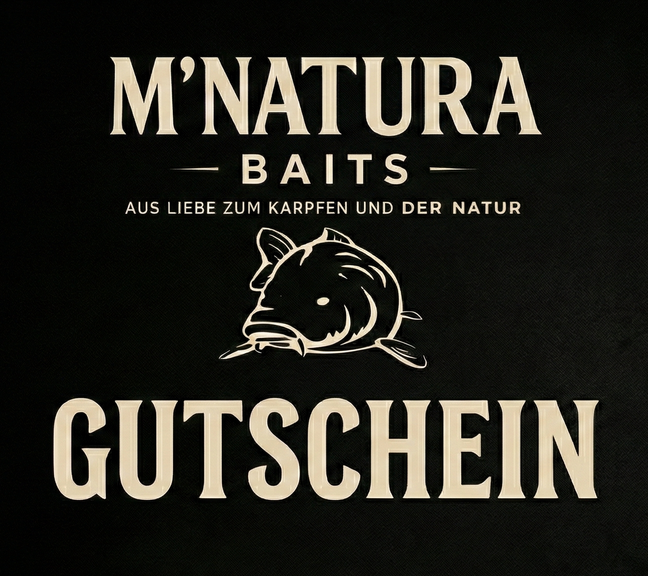 Schwarzer Gutschein mit weißer Schrift und Logo von M'Natura Baits, darunter Textfelder für Betrag und Gutschein-Code